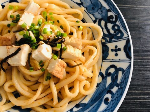 厚揚げと塩昆布の酸味の効いたピリ辛ぶっかけうどん